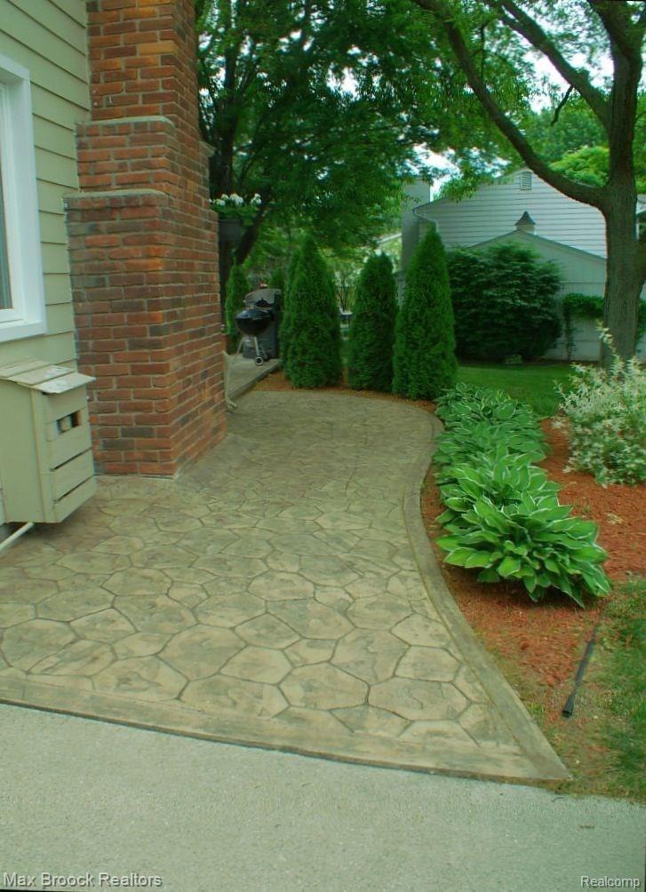 889 Spartan Drive Rochester, MI 48309 - Photo 6 of 38 walk to patio.jpg