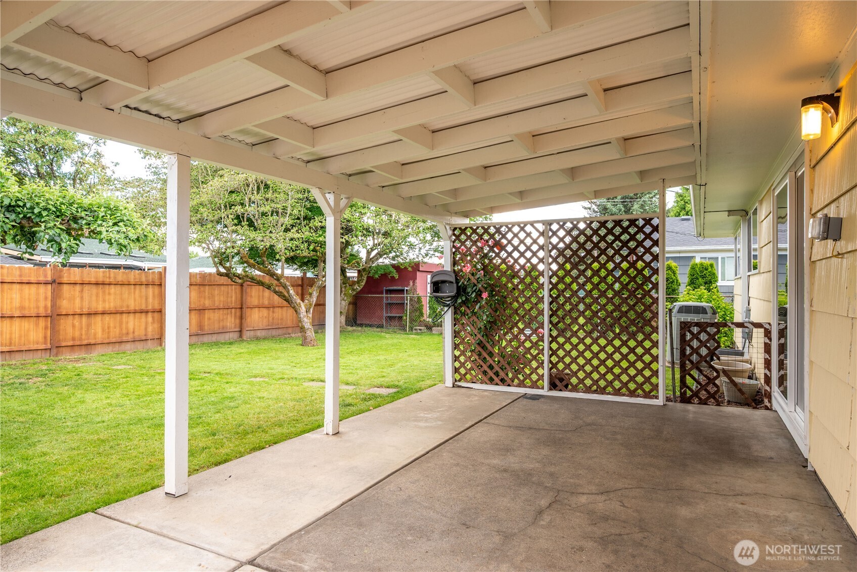 2943 Magnolia Street Longview, WA 98632 - Photo 24 of 36 a view of a yard with wooden fence