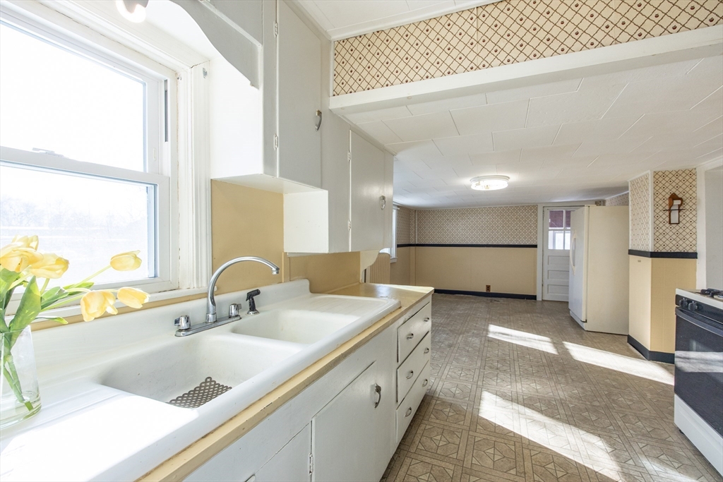 165 Chestnut Street North Attleboro, MA 02760 - Photo 4 of 37