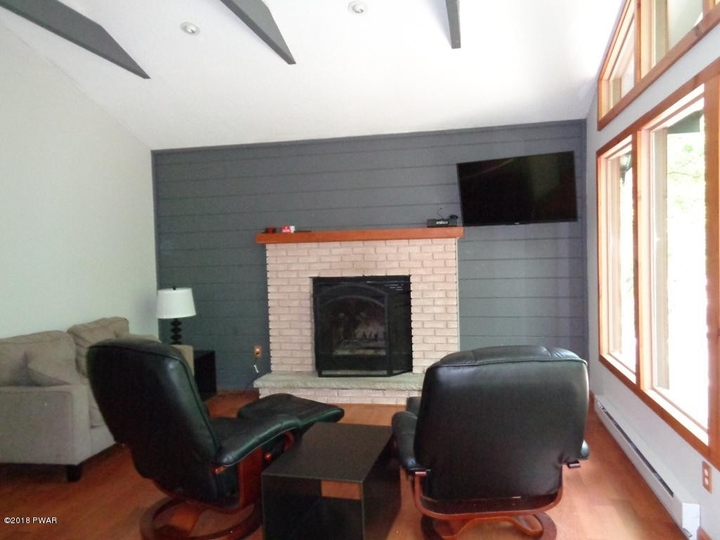 108 Oakridge Court Hawley, PA 18428 - Photo 7 of 43 Living Room