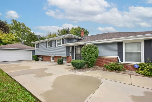 $339,900 | 9525 West Grantosa Drive, Wauwatosa, WI 53222