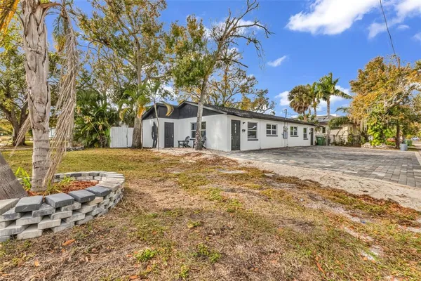 a view of a house with a yard