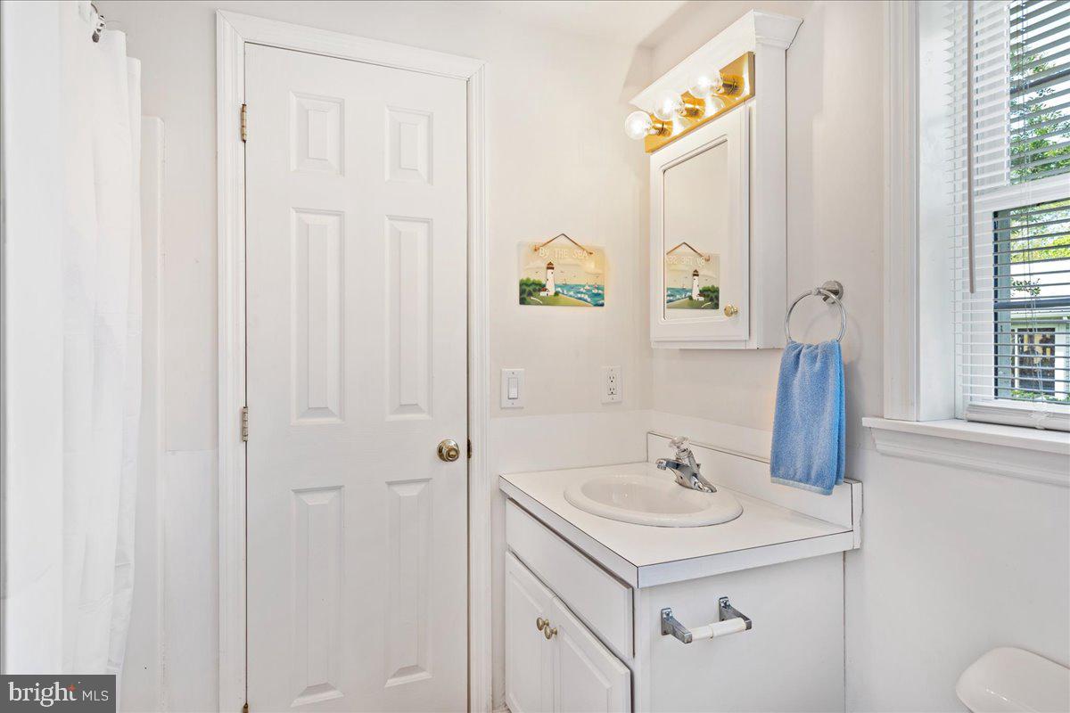 30929 Maplewood Road Ocean View, DE 19970 - Photo 24 of 31 Jack & Jill Bathroom
