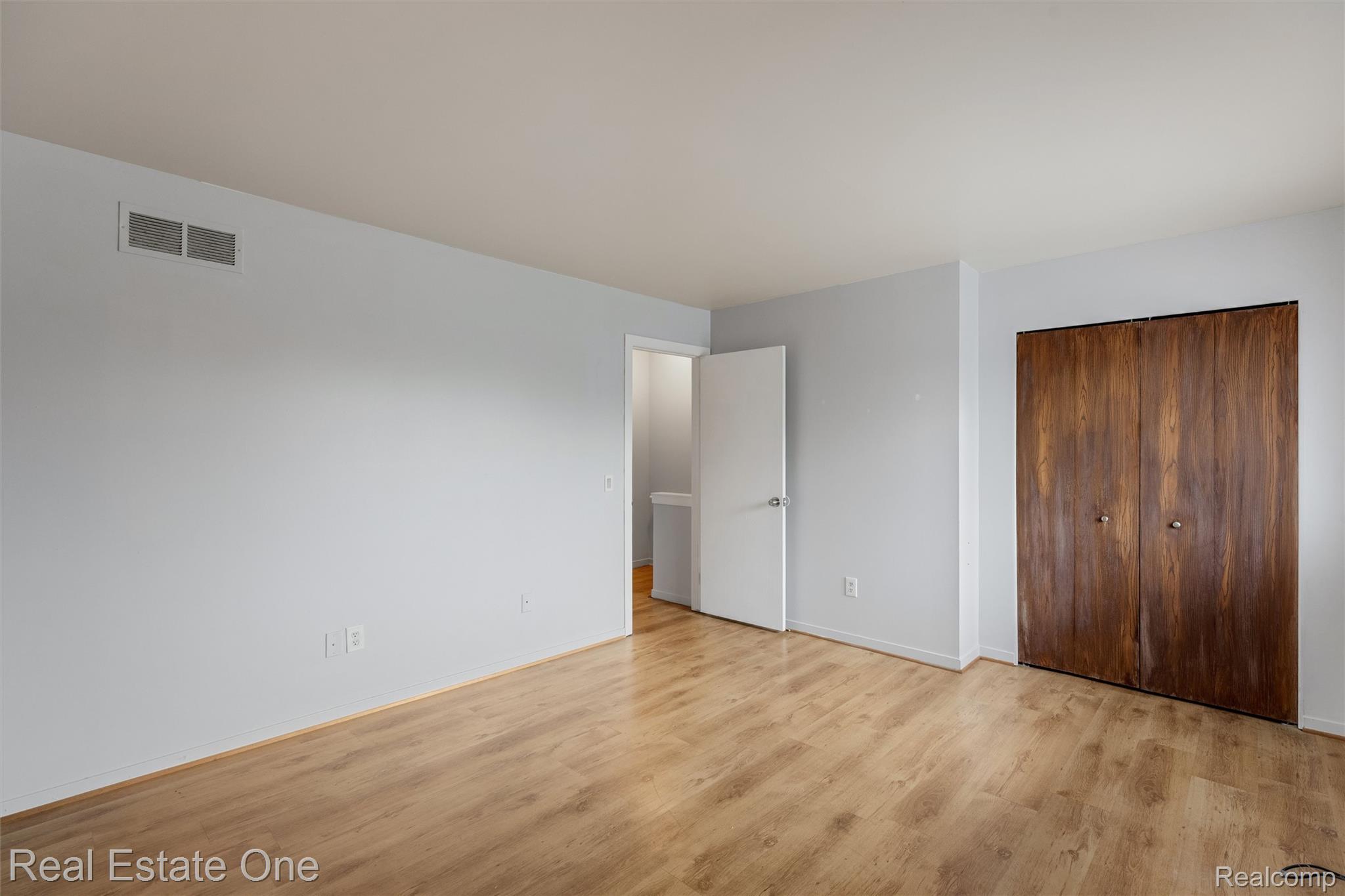 1361 Lochaven Road Waterford, MI 48327 - Photo 16 of 20 Bed 2_2.jpg