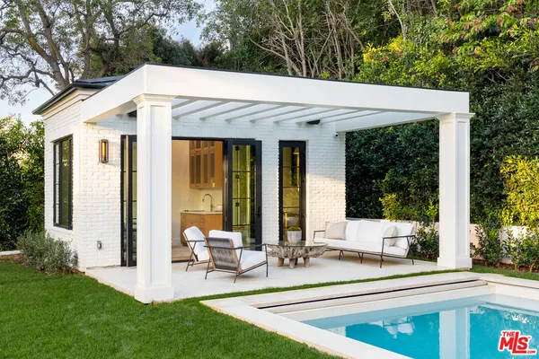 a view of a house with backyard and porch