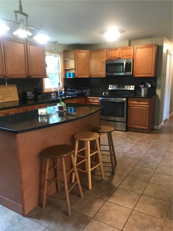 126 Cushing Road Warwick, RI 02888 - Photo 3 of 27 Gallery Image 3