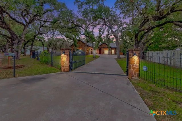 $525,000 | 402 Sunset Drive, Edna, TX 77957