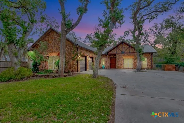 $525,000 | 402 Sunset Drive, Edna, TX 77957