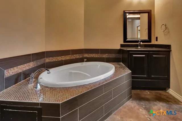 $525,000 | 402 Sunset Drive, Edna, TX 77957