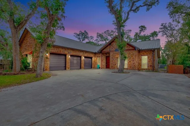 $525,000 | 402 Sunset Drive, Edna, TX 77957