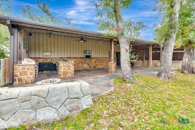 $525,000 | 402 Sunset Drive, Edna, TX 77957