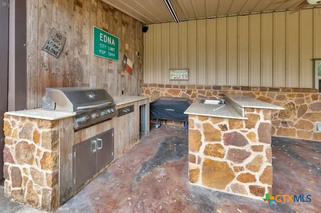 $525,000 | 402 Sunset Drive, Edna, TX 77957