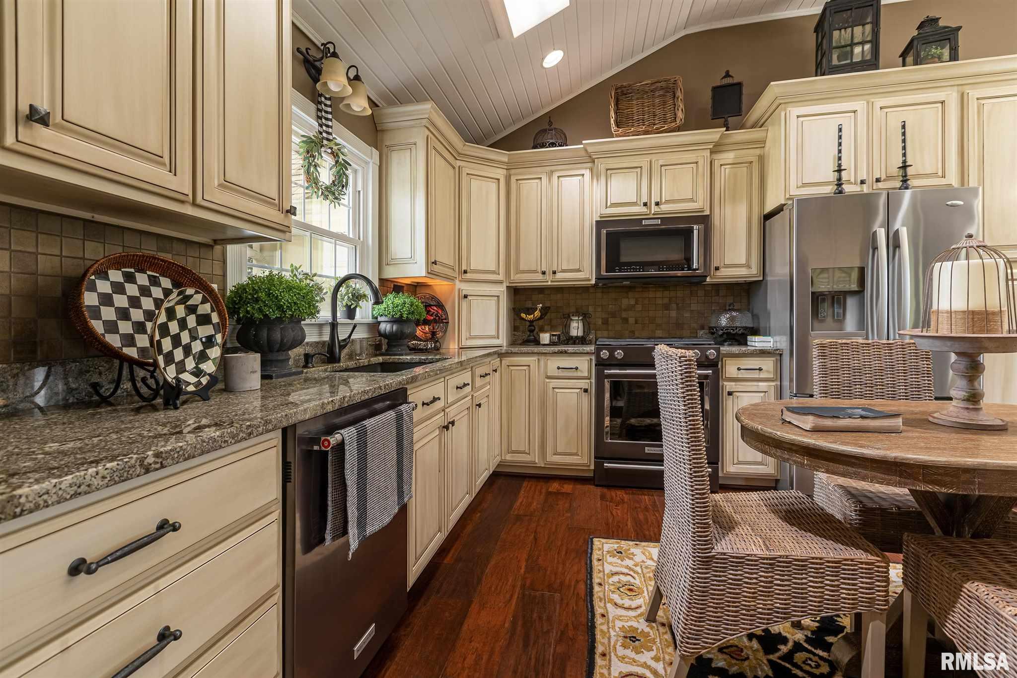 8817 Stonefort Road Creal Springs, IL 62922 - Photo 11 of 48