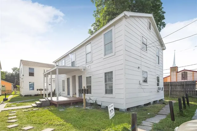 a view of a house with backyard and sitting area