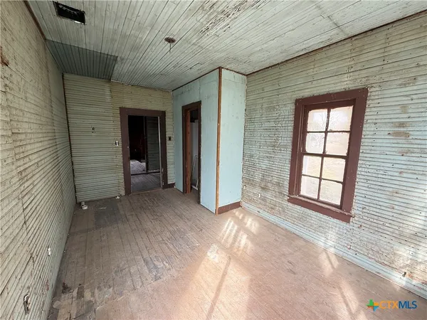 a view of a house with backyard