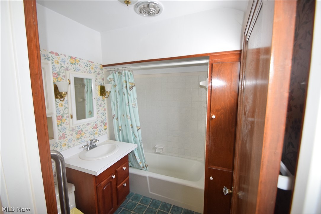 1572 Commodore Road Cleveland, OH 44124 - Photo 7 of 17 Full bath 2nd floor.