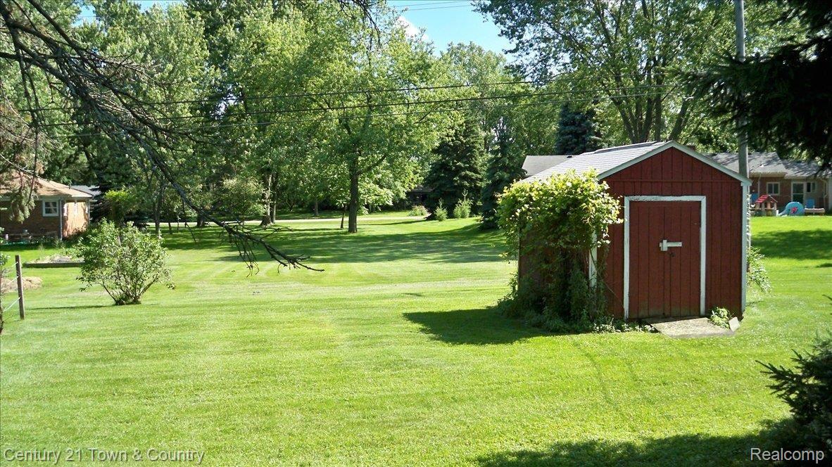 290 Booth Road Troy, MI 48085 - Photo 24 of 24 100_3139