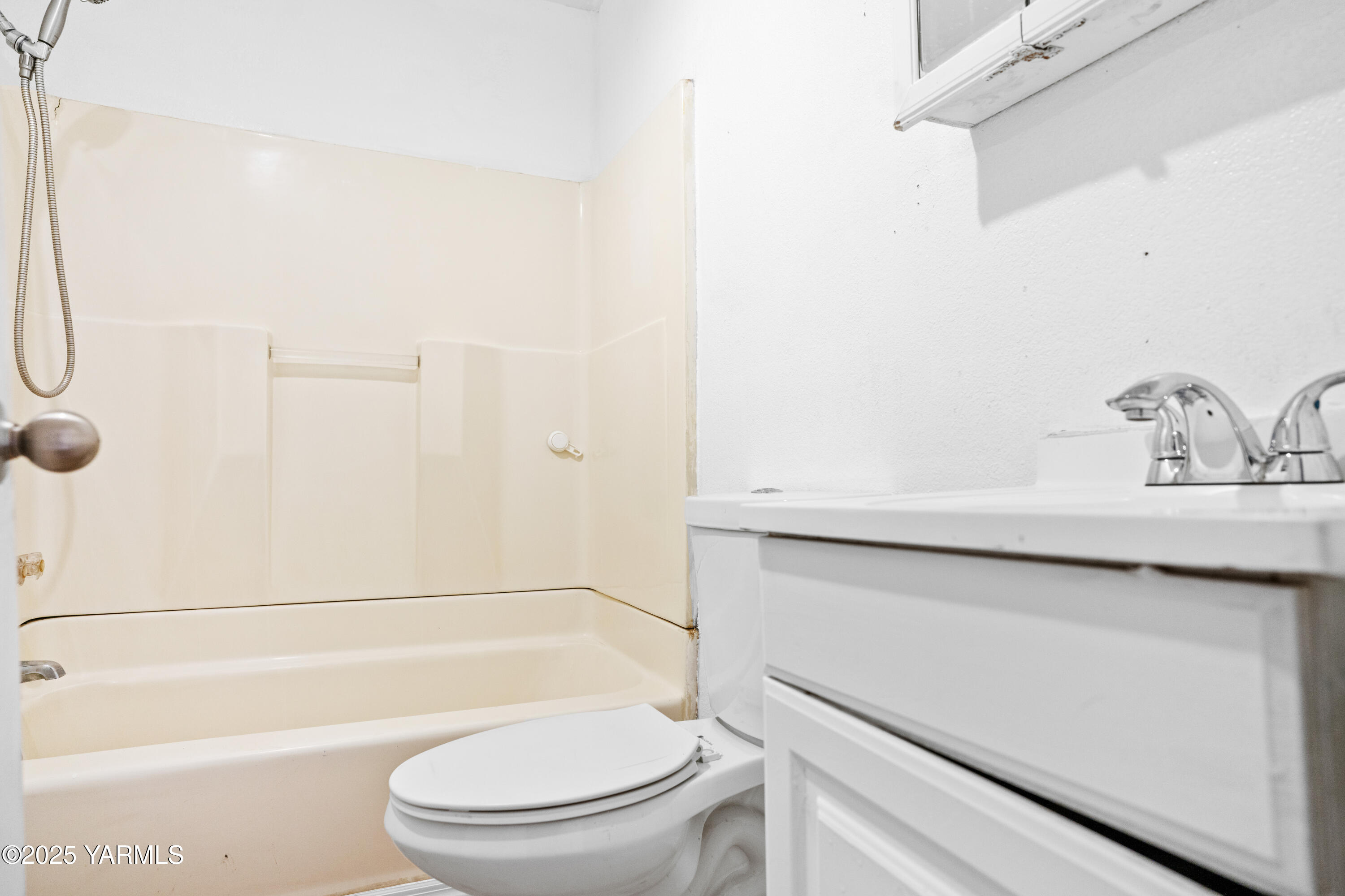 206 East R Street Yakima, WA 98901 - Photo 9 of 12 Bathroom