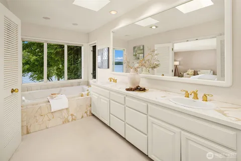 $5,895,000 | 5412 96th Avenue Southeast, Mercer Island, WA 98040
