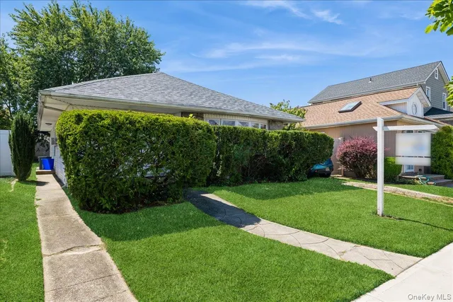 a view of a house with backyard and garden