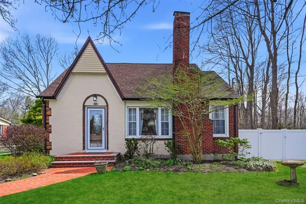 $675,000 | 75 Oregon Avenue, Medford, NY 11763
