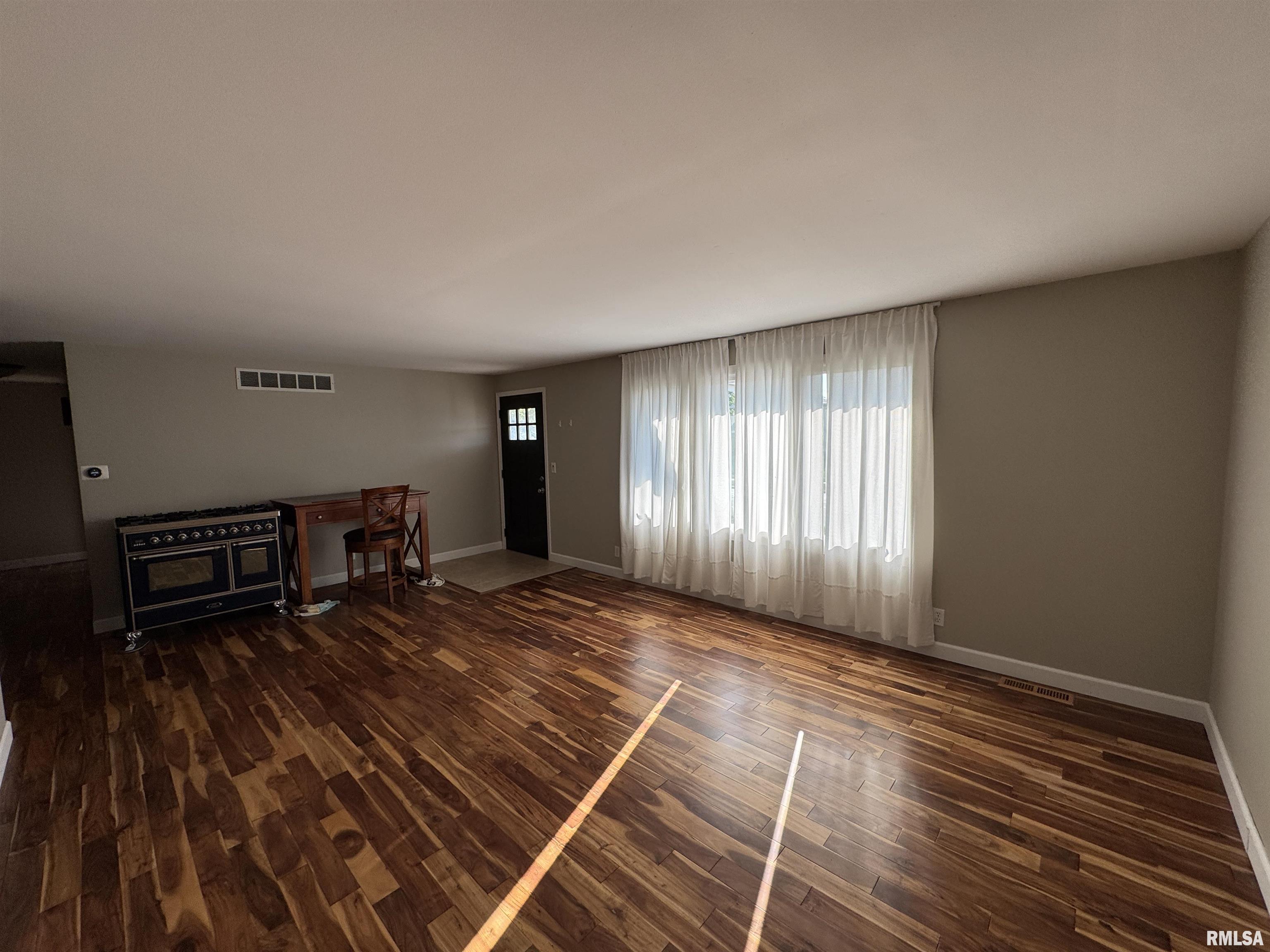 707 Devonshire Road Washington, IL 61571 - Photo 3 of 23 Gallery Image 3