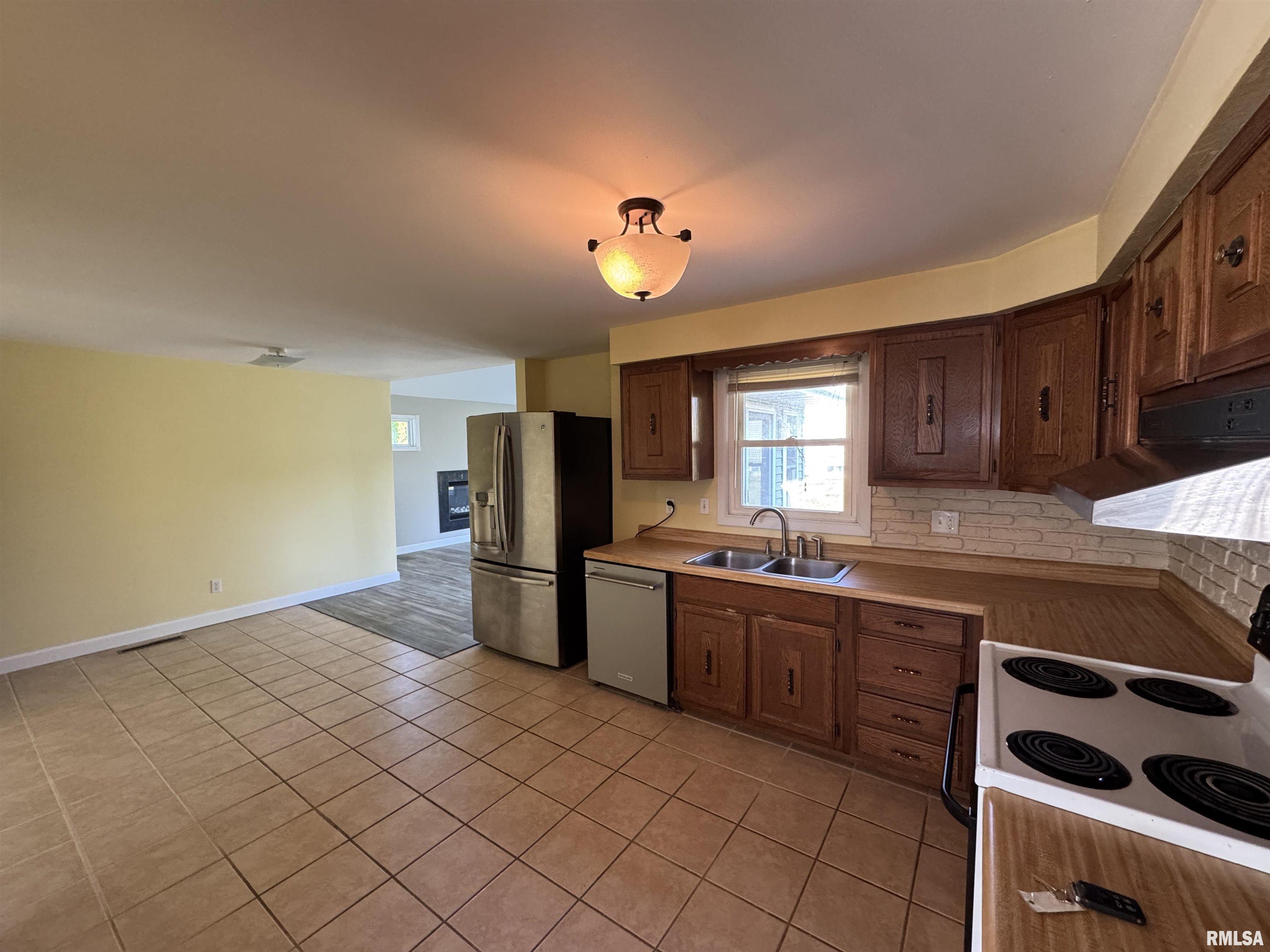 707 Devonshire Road Washington, IL 61571 - Photo 5 of 23 Gallery Image 5