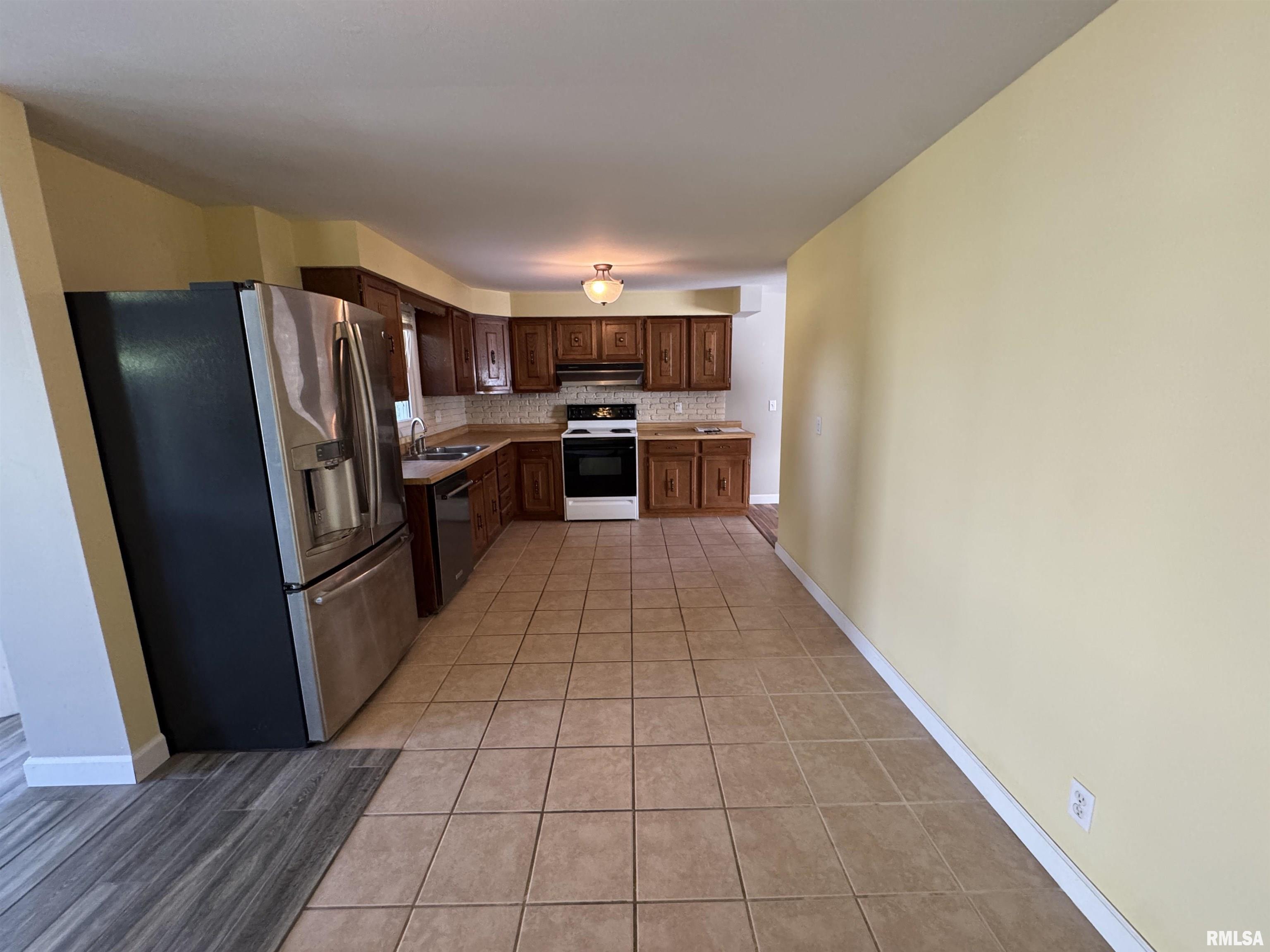 707 Devonshire Road Washington, IL 61571 - Photo 7 of 23 Gallery Image 7