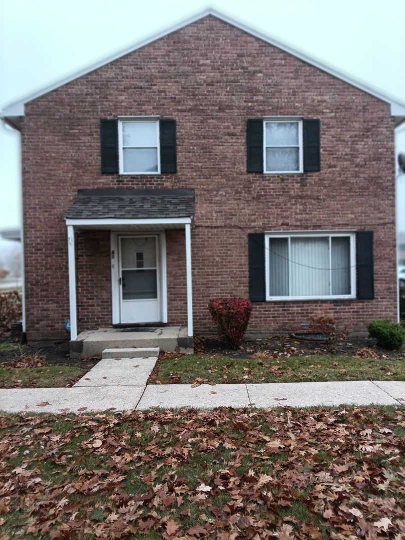 41 Indianwood Boulevard, Unit 41 Park Forest, IL 60466 - Photo 2 of 4 a front view of a house with a garden
