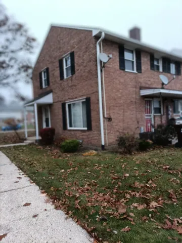 a brick house that has a lots of windows in it