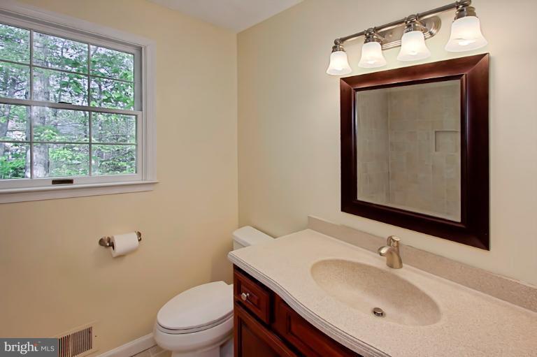 7420 Brian Run Court Springfield, VA 22153 - Photo 11 of 30 Bath