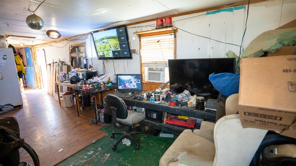 7000 County Road 131B Terrell, TX 75161 - Photo 9 of 24 a living room with furniture and a wooden floor