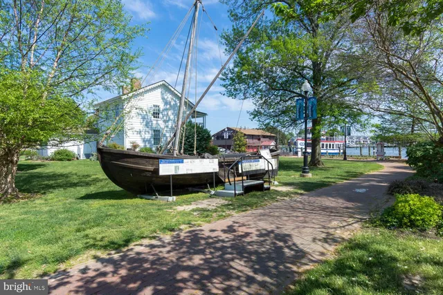 a front view of house with yard and entertaining space