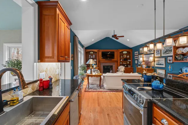 $678,500 | 18 Daniel Circle, Unit 18, Suffield, CT 06078