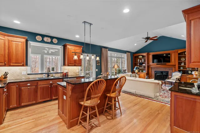 $678,500 | 18 Daniel Circle, Unit 18, Suffield, CT 06078