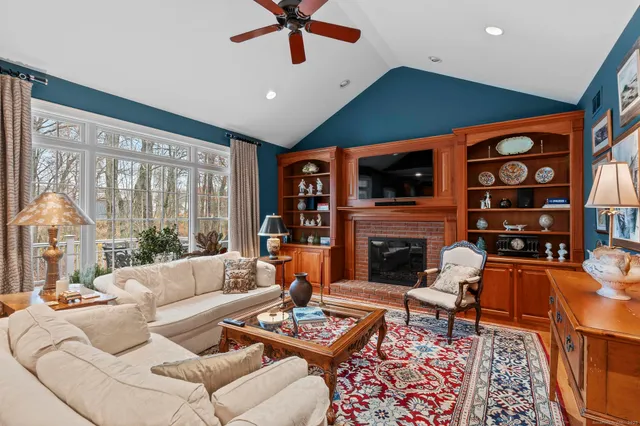 $678,500 | 18 Daniel Circle, Unit 18, Suffield, CT 06078