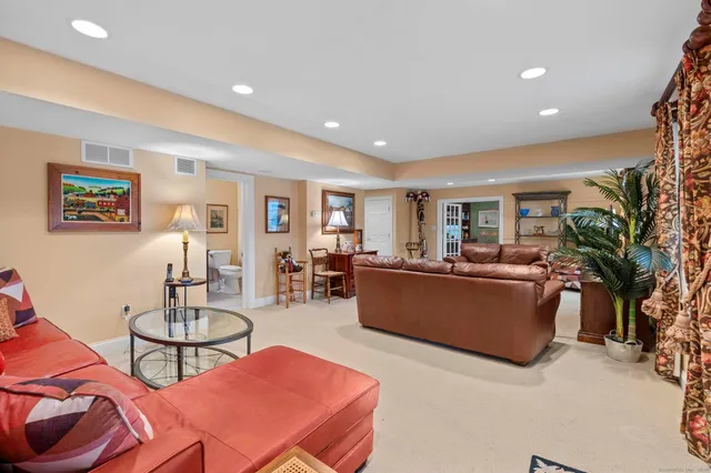 $678,500 | 18 Daniel Circle, Unit 18, Suffield, CT 06078