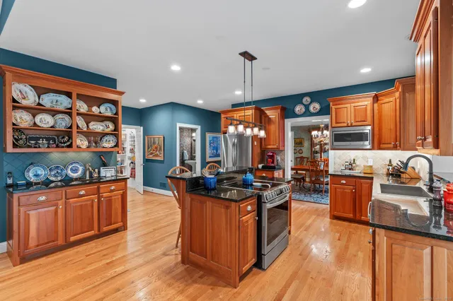 $678,500 | 18 Daniel Circle, Unit 18, Suffield, CT 06078