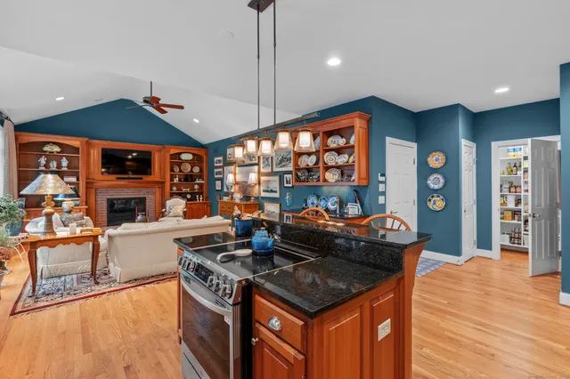 $678,500 | 18 Daniel Circle, Unit 18, Suffield, CT 06078