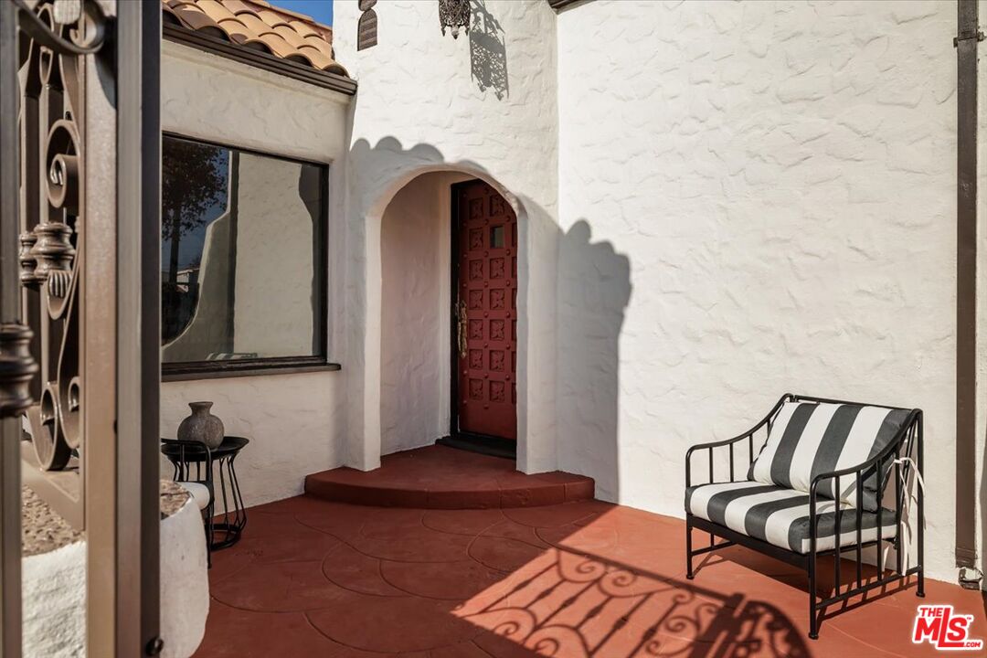 2207 Alsace Avenue Los Angeles, CA 90016 - Photo 3 of 36