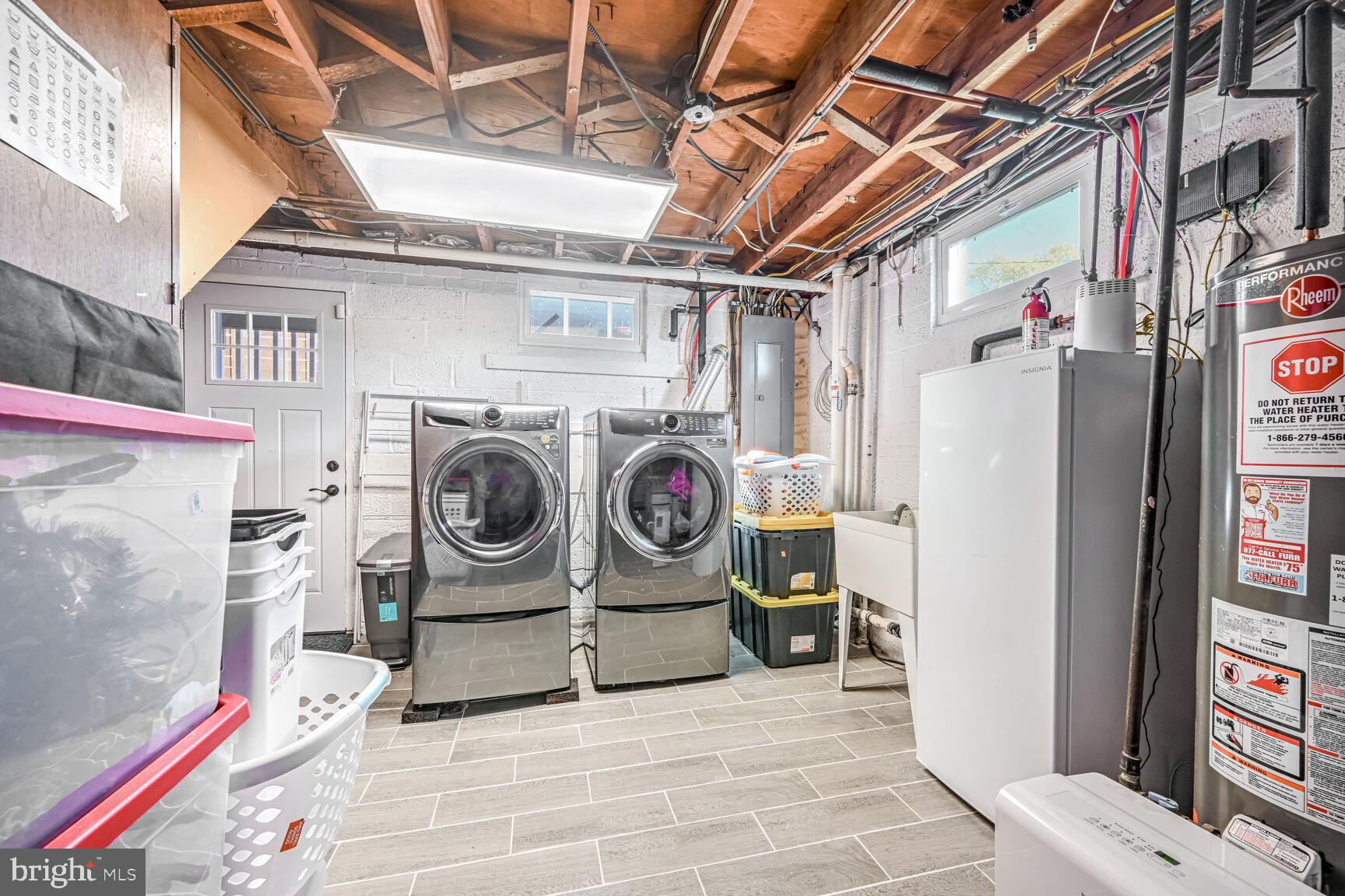 807 Lanark Way Silver Spring, MD 20901 - Photo 23 of 39 a utility room with dryer and washer