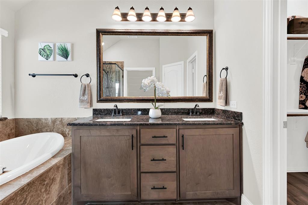 1023 Clydeview Road Forney, TX 75126 - Photo 13 of 28 Primary Ensuite Bath