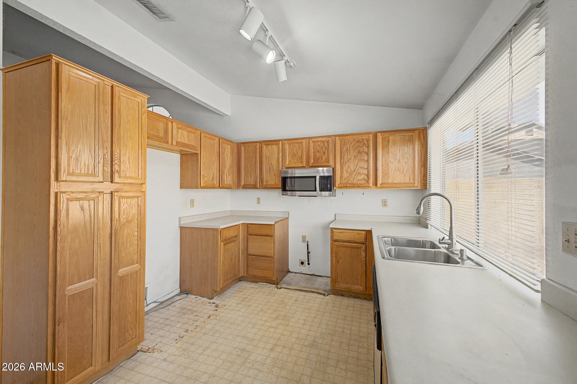 1621 East Darrel Road Phoenix, AZ 85042 - Photo 12 of 30 12 - Darrel
