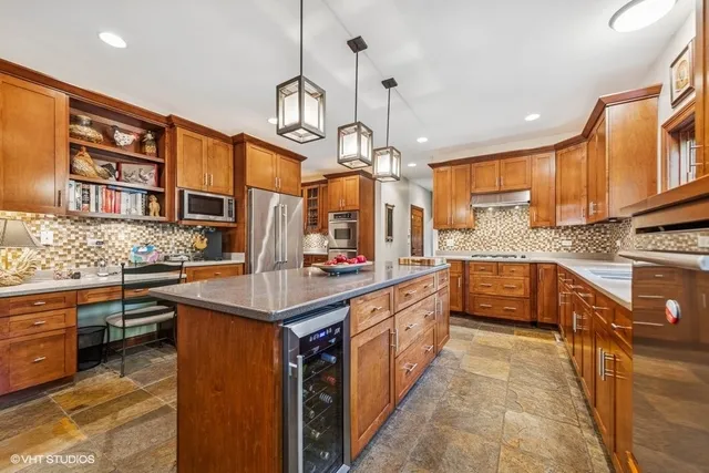 $975,000 | 9032 Wolf Road, Willow Springs, IL 60527