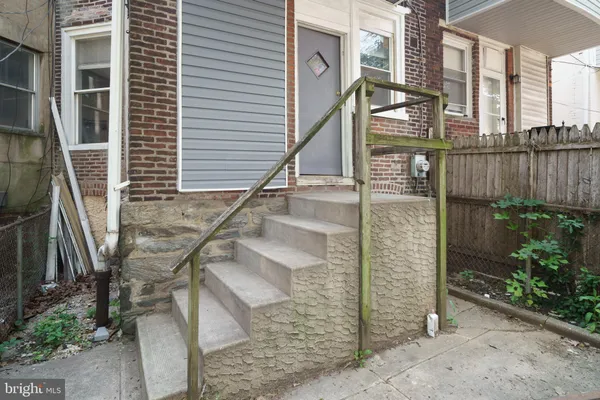 a view of entryway with a front door