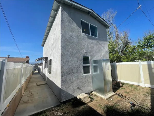 a view of a back yard of the house