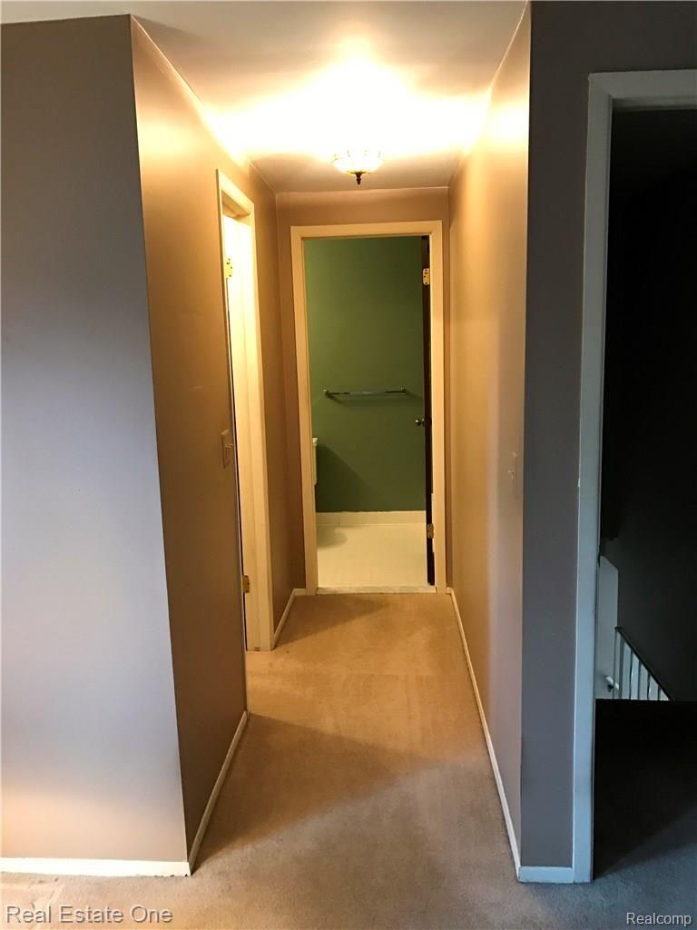 321 Willow Grove Lane Rochester, MI 48307 - Photo 16 of 27 HALLWAY FROM MASTER BEDROOM TO MASTER BATH & WALK IN CLOSET