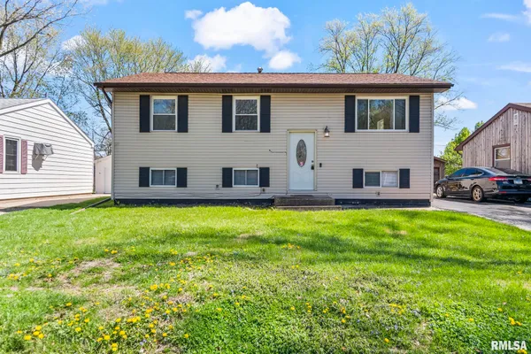 $199,900 | 328 Parkview Drive, Rochester, IL 62563