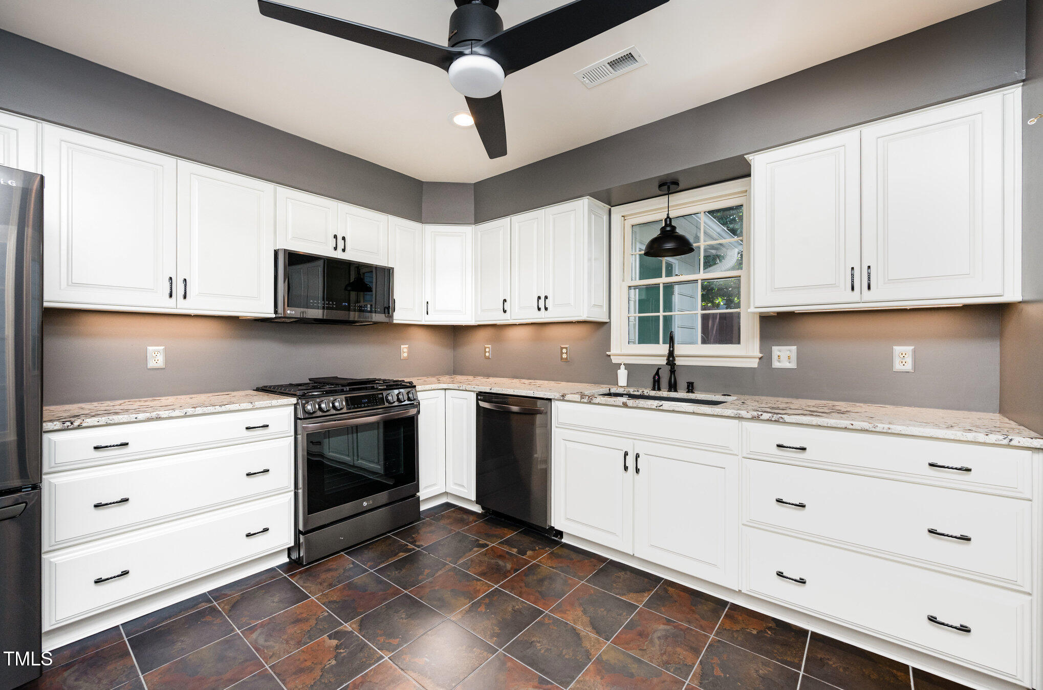 6922 Saxby Court Raleigh, NC 27613 - Photo 11 of 26 010_file_761