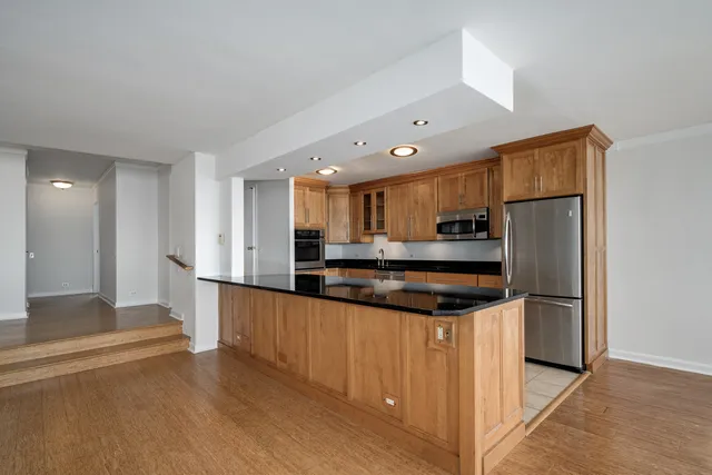 $425,000 | 5733 North Sheridan Road, Unit 28B, Chicago, IL 60660